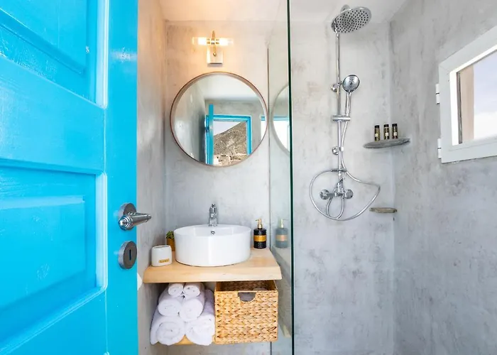 فيلة Nacros Karpathou *